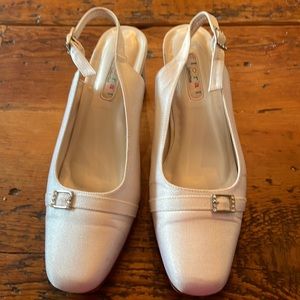 Floral Collections White Crepe Wedding Slingback Shoes 2 1/2 inch Size 8 1/2 WW